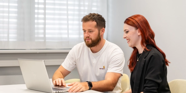 Manažér a asistentka pracujú v office