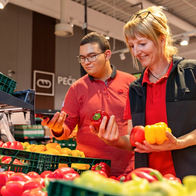 vedúca oddelenia a brigádnik kontrolujú čerstvosť zeleniny