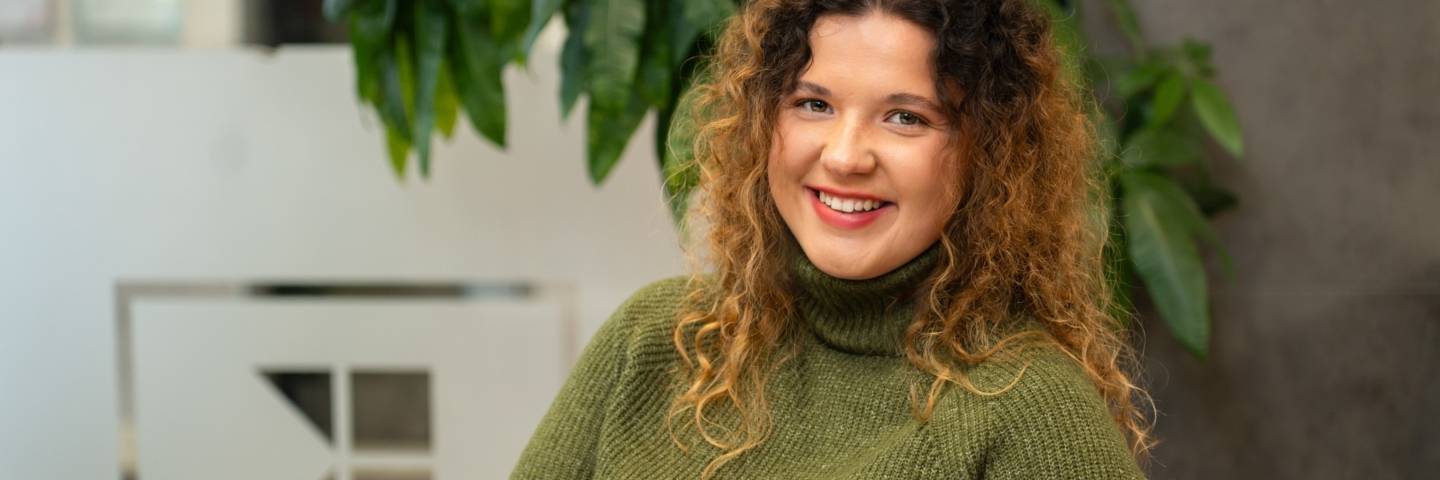 Trainee na centrále s podkladmi