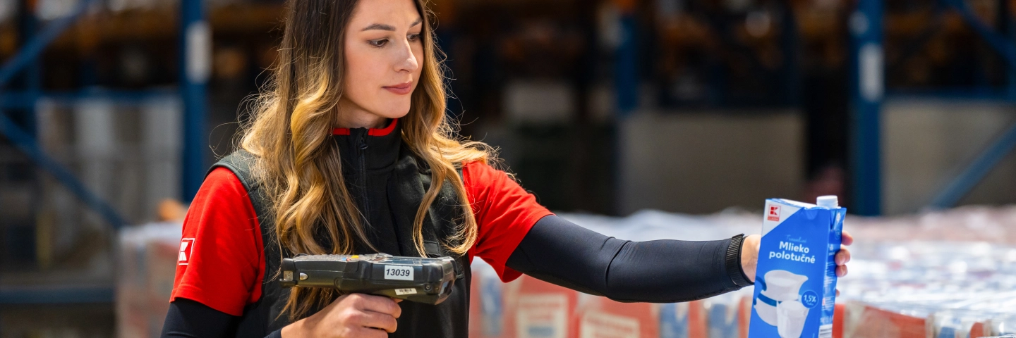 pracovníčka skladu so skenerom skenuje tovar