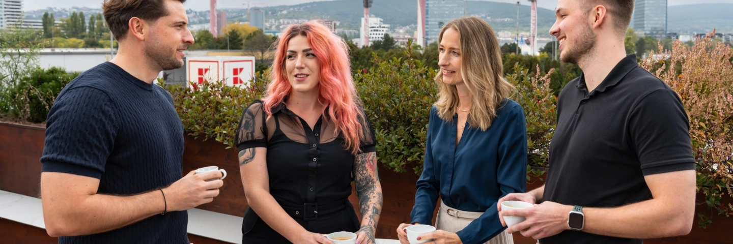 zamestnanci centrály na terase s kávou