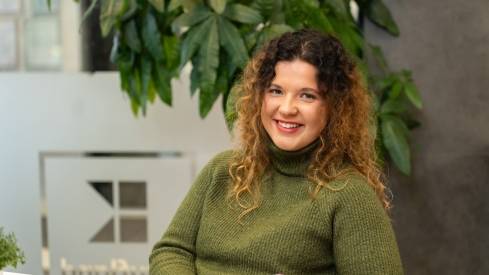 Trainee na centrále s podkladmi