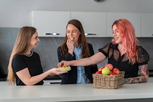 asistentky pri ochutnávke ovocia v kuchynke