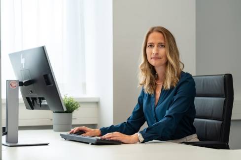 Manažérka oddelenia Business Intelligence sedí za stolom v office pri desktope