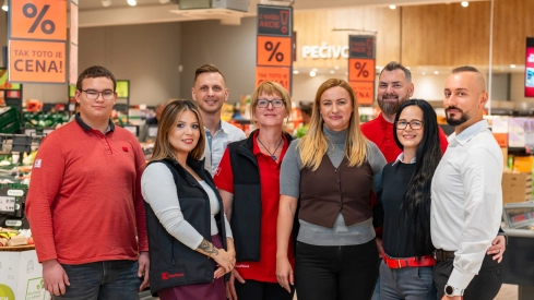 tím zamestnancov obchodného domu na predajni