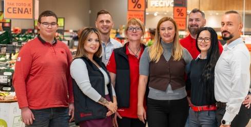 tím zamestnancov obchodného domu na predajni