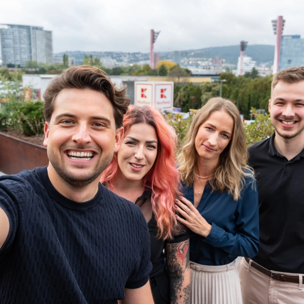 zamestnanci centrály na terase