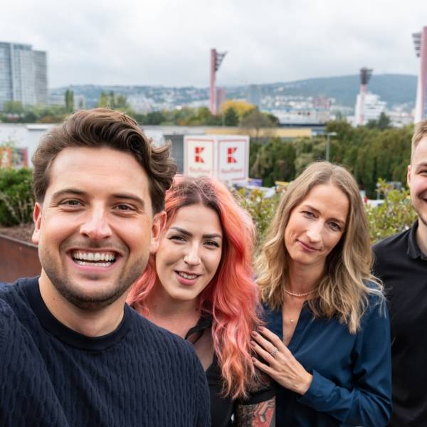 zamestnanci centrály na terase