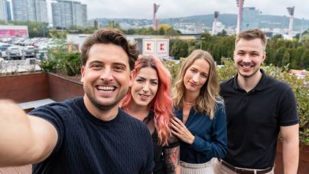 zamestnanci centrály na terase