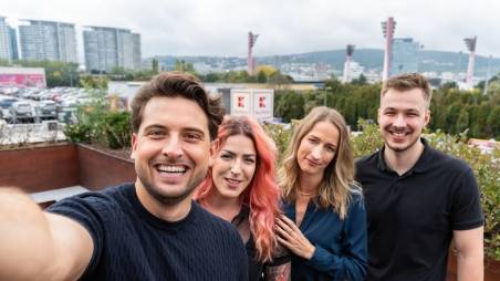 zamestnanci centrály na terase