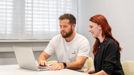 Manažér a asistentka pracujú v office