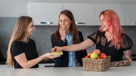 asistentky pri ochutnávke ovocia v kuchynke