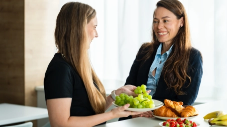 Pracovníčky sa rozprávajú pri občerstvení v kuchynke