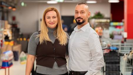 Manažérka predajne s vedúcim oddelenia v obchode