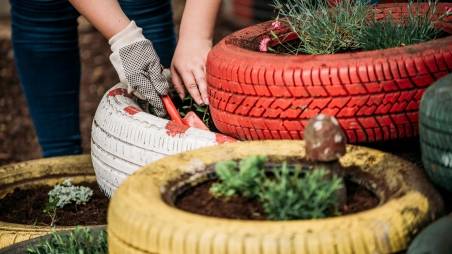 sadenie rastlín do kvetináčov z pneumatík