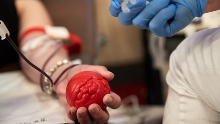 Darca krvi drží loptičku pri odbere krvi