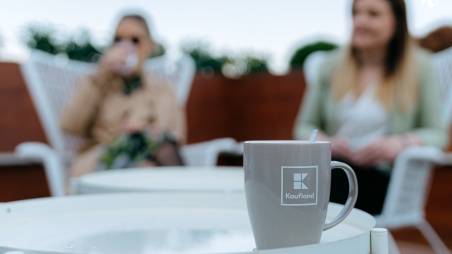 zamestnanci pri káve na terase