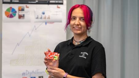 Pracovníčka z oddelenia marketingu pre tabuli s vernostnou kartou Kaufland Card v rukách.