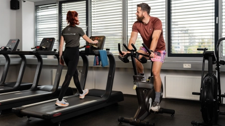 zamestnanci pri športe v posilňovni