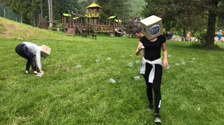 zamestnanci na teambuildingu v exteriéri