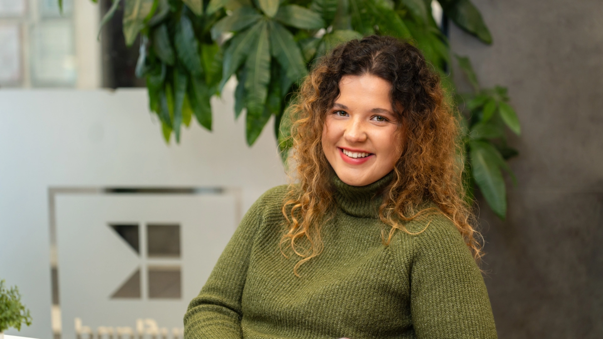 Trainee na centrále s podkladmi