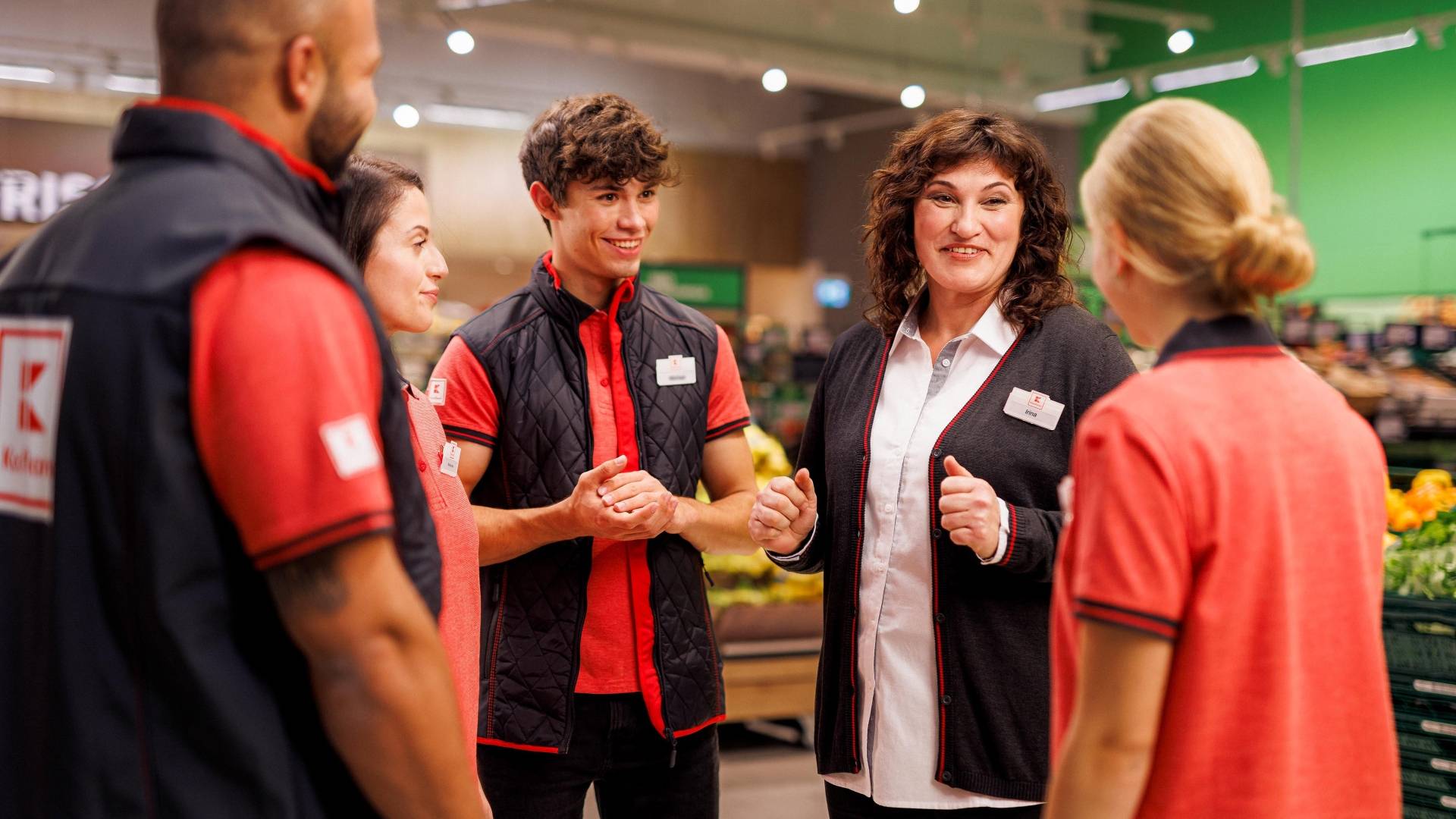 Das Kaufland-Verkaufsteam im Gespräch mit Hausleitung in der Filiale.