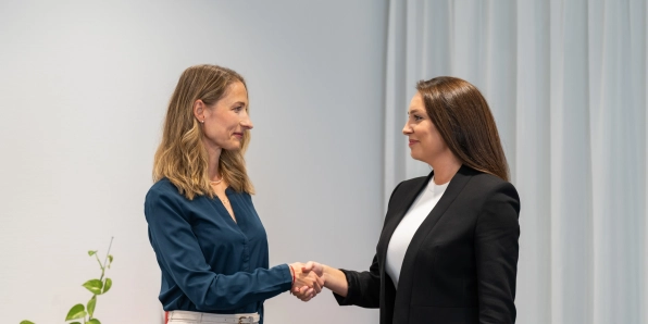 Manažérka si podáva ruku s kandidátkou pri pohovore